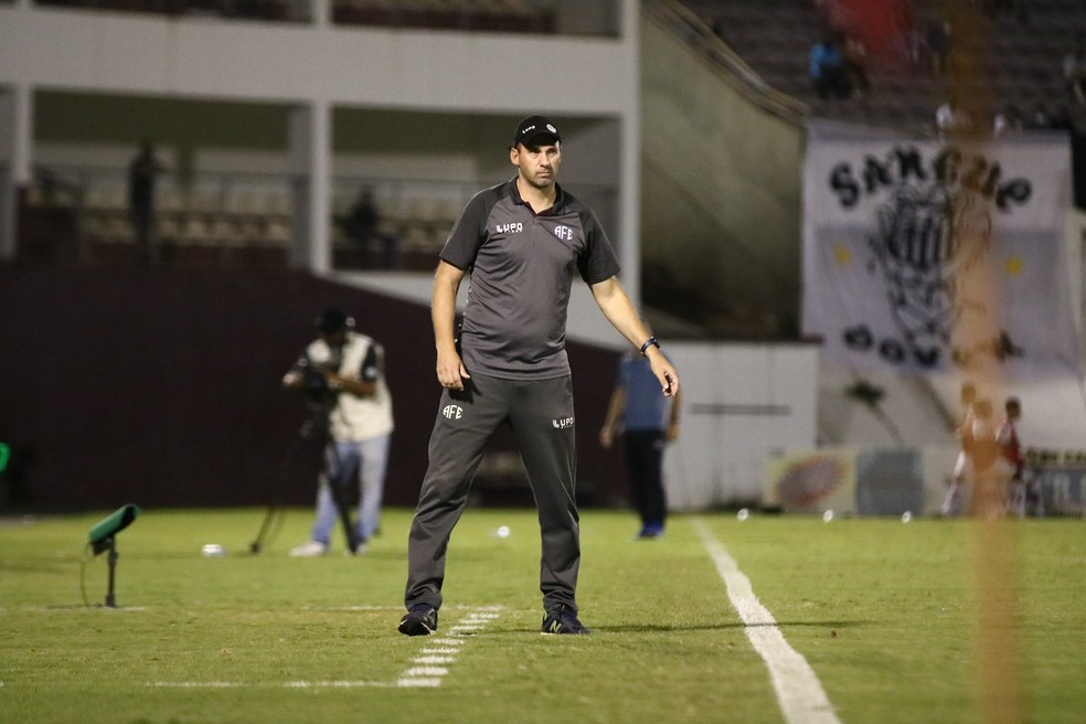 Léo Mendes, técnico da Ferroviária, durante confronto contra o Santos — Foto: Tiago Pavini/Ferroviária SA