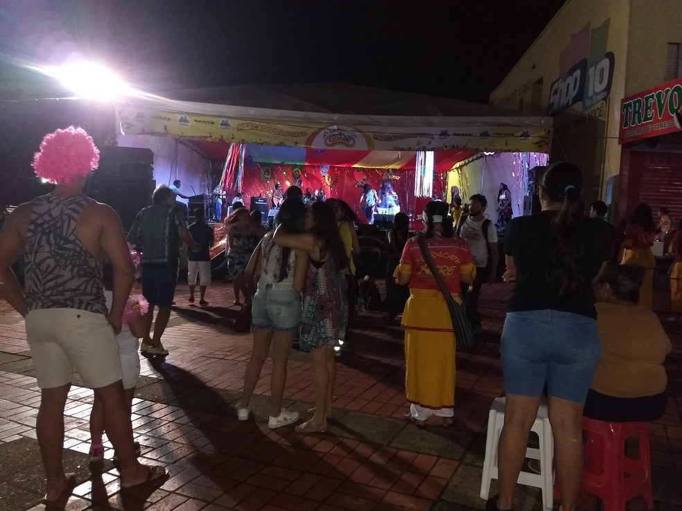 Público ainda assistiu a apresentação musical do Grupo Jabuti Bumbá, no Novo Mercado Velho (Foto: Aline Nascimento/G1)