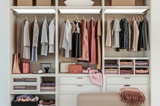 modern wooden wardrobe with women clothes hanging on rail in walk in closet design interior, 3d rendering (Foto: Getty Images/iStockphoto)
