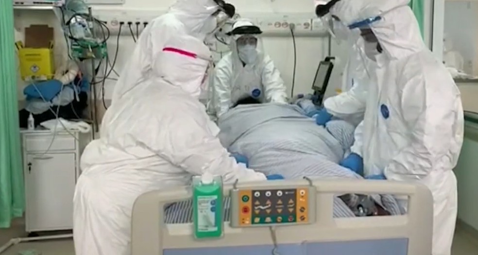 M&eacute;dicos e enfermeiros mostram a rotina em CTI de Covid-19 no RJ &mdash; Foto: TV Globo/Reprodu&ccedil;&atilde;o