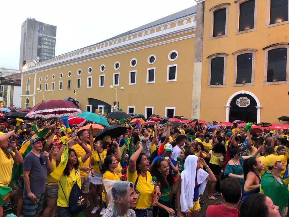 Sob chuva, torcedores comemoram classificação do Brasil para as oitavas de final da Copa do Mundo (Foto: Marina Meireles/G1 )