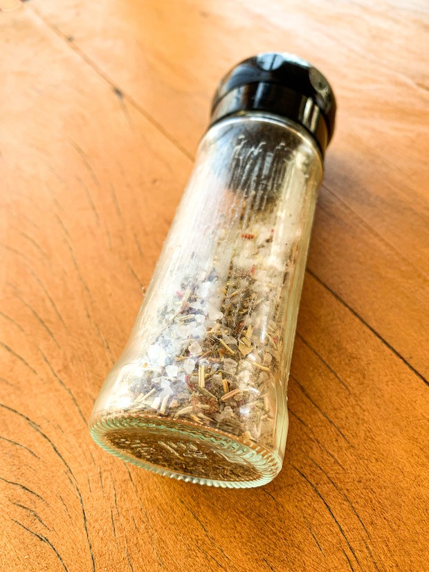 O saleiro da chef contém pedaços de sal grosso misturado com ervas para elevar os sabores (Foto: Arquivo pessoal / Irina Cordeiro)