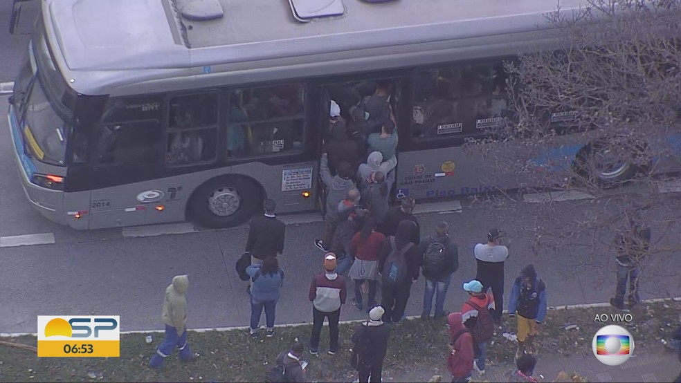 Passageiros fazem fila para pegar ônibus já lotado na Zona Sul da capital, nesta quinta-feira (15) — Foto: Reprodução/TV Globo