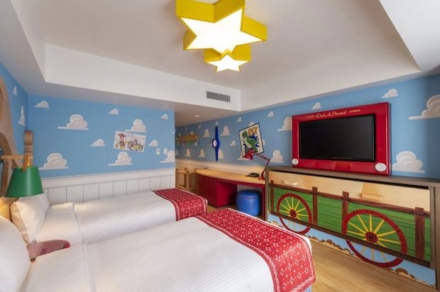 Os quartos do Toy Story Hotel são decorados com o papel de parede de nuvem de Andy (Foto: Disney / Pixar / Divulgação)