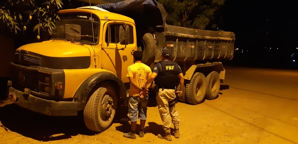 CaÃ§amba ficou retida na delegacia PRF de Balsas em razÃ£o da existÃªncia de infraÃ§Ãµes de trÃ¢nsito observadas durante a fiscalizaÃ§Ã£o â€” Foto: DivulgaÃ§Ã£o/PolÃ­cia RodoviÃ¡ria Federal