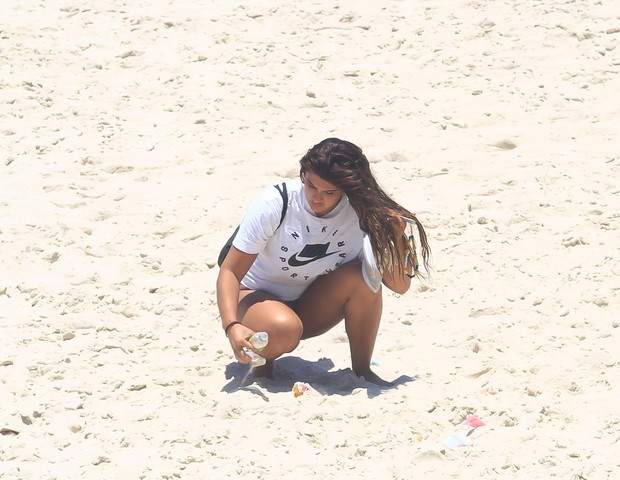 Giulia Costa curte praia no Rio (Foto: Fabricio Pioyani/AgNews)