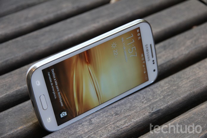 Samsung Galaxy K Zoom tem apenas 8 GB de armazenamento interno (Foto: Tainah Tavares/TechTudo)