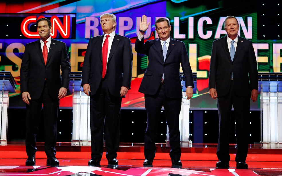 Marco Rubio, Donald Trump, Ted Cruz e John Kasich antes de debate em 2016 na época das prévias do Partido Republicano — Foto: Reuters/Joe Skipper