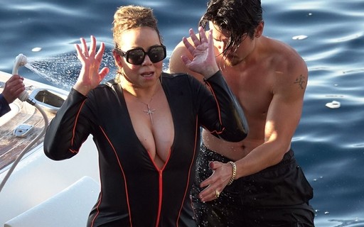 De macacão decotado, Mariah Carey faz mergulho com o namorado e os filhos em Capri