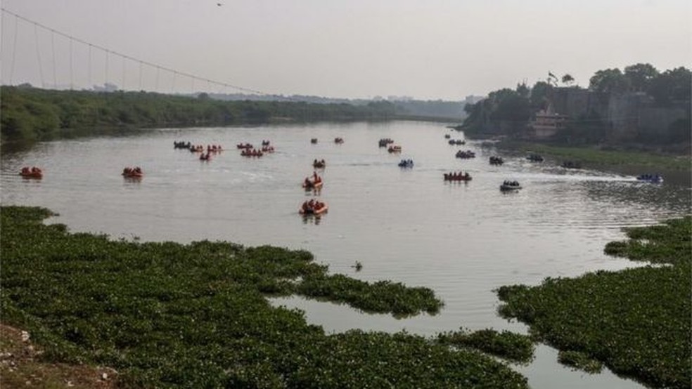 Barcos de resgate ainda fazem buscas por desaparecidos — Foto: EPA/via BBC