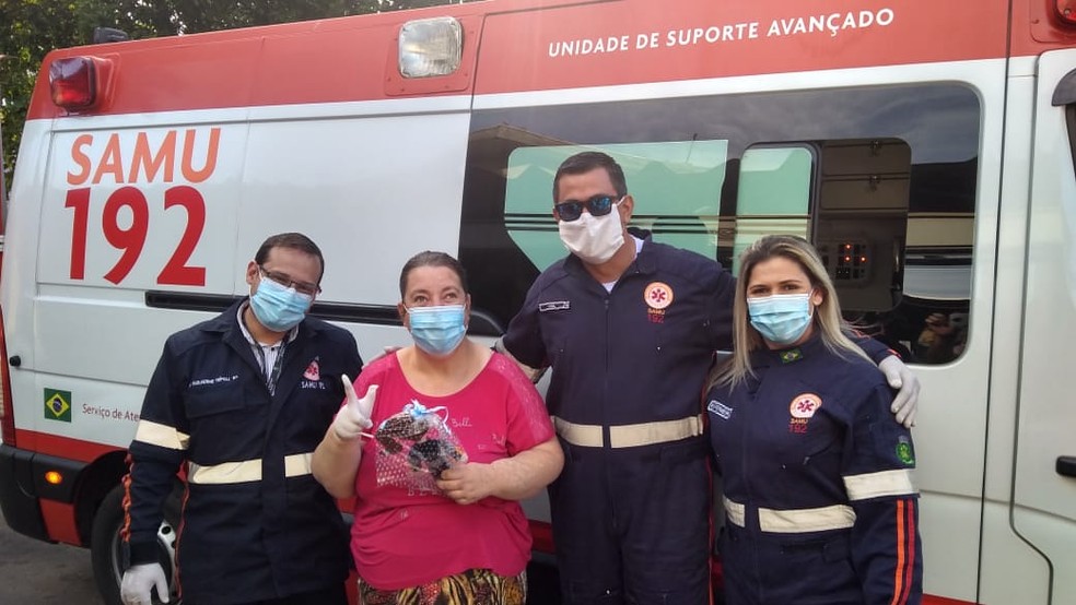 Mulher com defici&ecirc;ncia mental que se encantou com atendimento do Samu recebe visita da equipe em Bauru &mdash; Foto: Arquivo pessoal/Alexandre Previdello