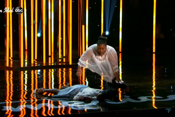 A cantora Funke Lagoke caída no palco do American Idol após desmaiar enquanto era avaliada por Lionel Richie (Foto: Reprodução)