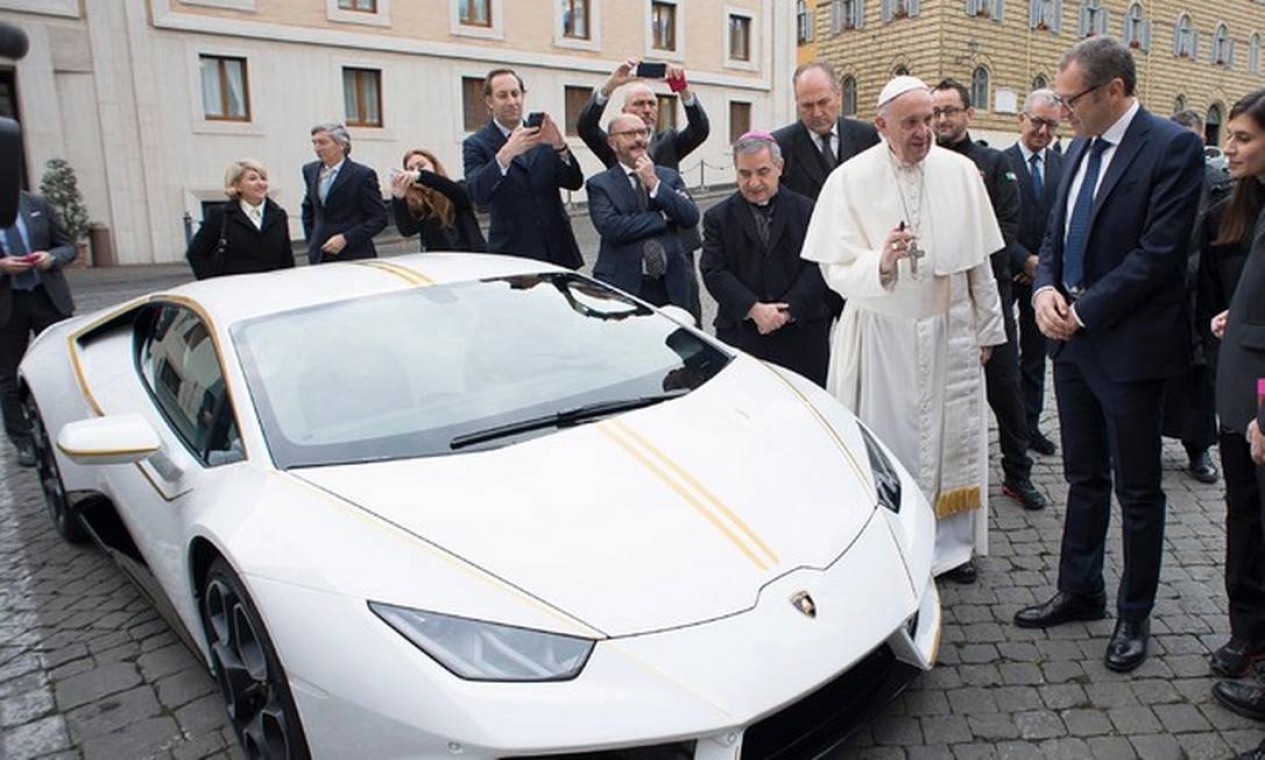 Papa Francisco ganha uma Lamborghini, mas vai por em um leilão beneficente  — Foto: Foto: Vatican Media / Vatican Media