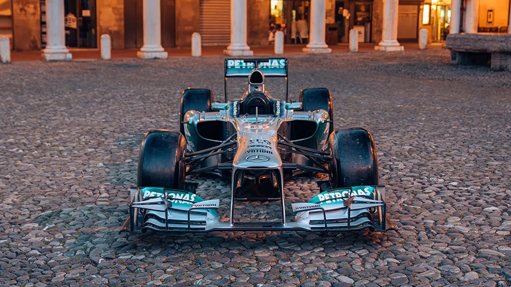 Carro de F1 da primeira vitória de Hamilton na Mercedes vai a leilão e preço pode chegar a R$ 76 milhões