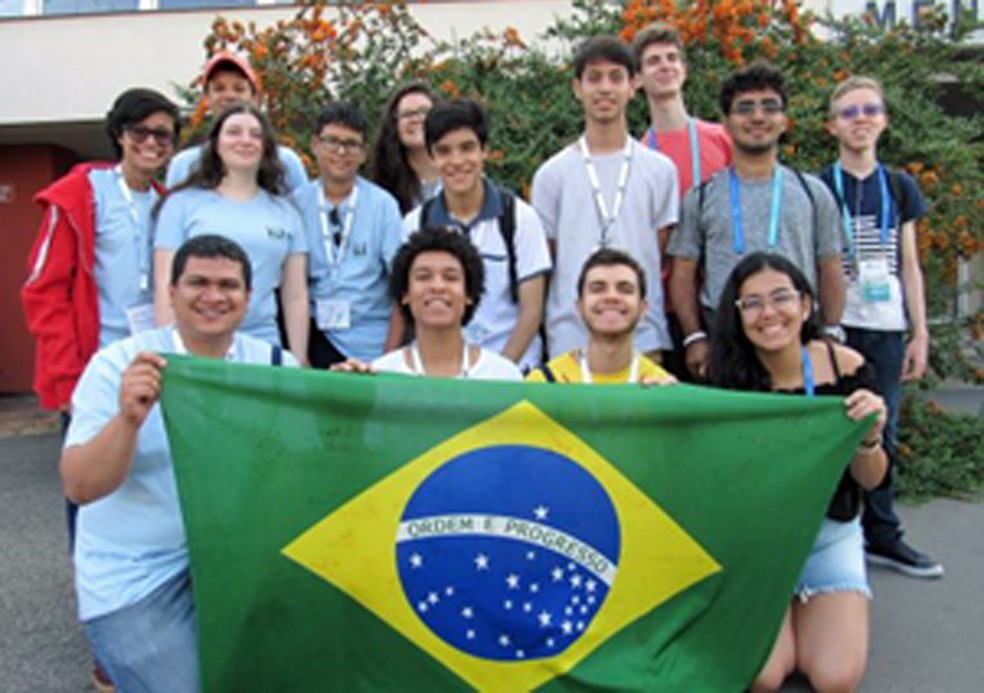 As equipes brasileiras das olimpíadas de Linguística e Química posam juntos para foto em Praga, na República Tcheca (Foto: Divulgação)