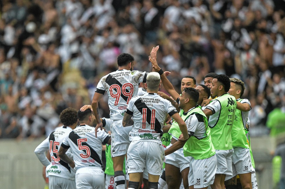 Time comemora o gol de Getúlio, que assegurou a vitória sobre o Cruzeiro no Maracanã — Foto: Thiago Ribeiro/AGIF