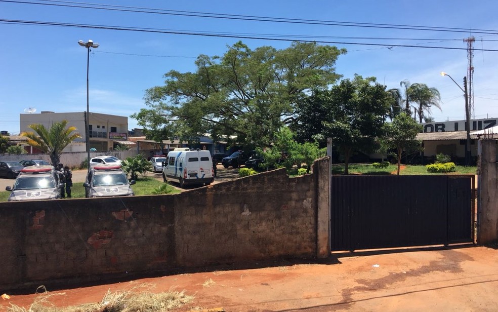Preso tem saída para velório do irmão negada, e corpo é levado para despedida em cadeia de Anápolis (Foto: Nathália Silva /TV Anhanguera)