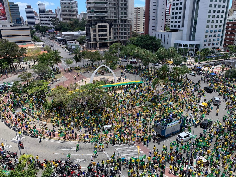 Ato a favor de Bolsonaro reúne manifestantes na Praça Portugal, por volta das 11h, em Fortaleza; carreata circula por ruas da cidade e deve se dispersar na praça — Foto: Igor Cavalcante/Sistema Verdes Mares