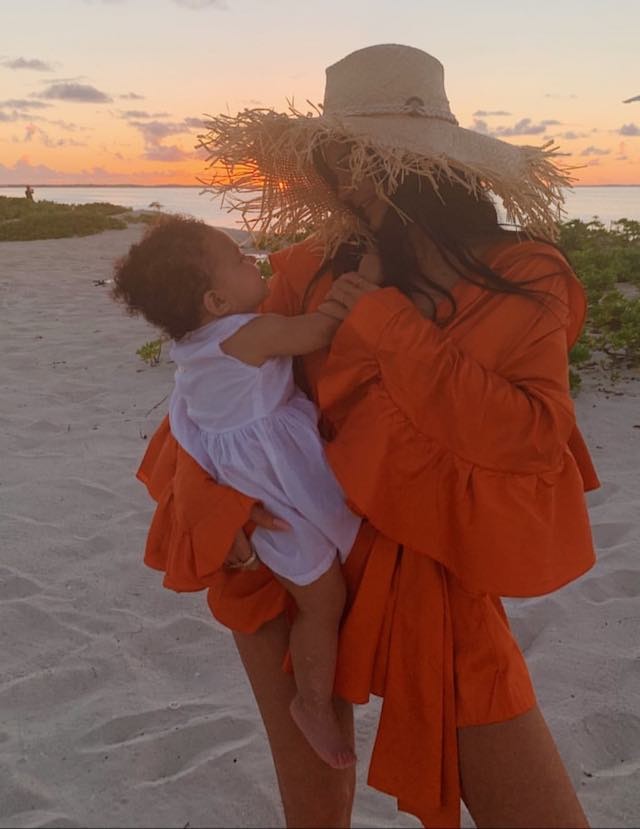 Kylie Jenner, de Atelier Le Lis, com a filha Stormi Webster (Foto: Instagram Kylie Jenner/ Reprodução)