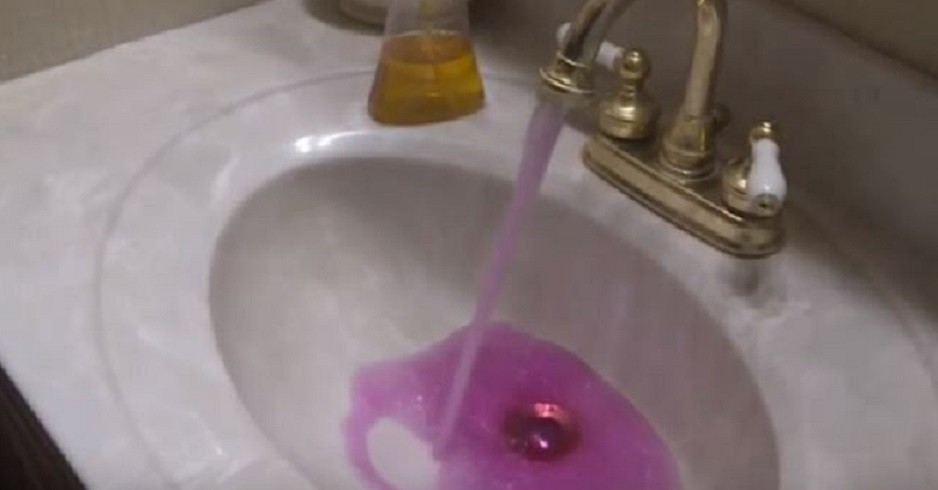 Moradores gravaram vídeos exibindo a água rosa que saía das torneiras (Foto: Reprodução/ YouTube)