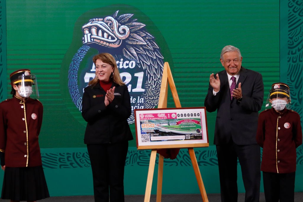 O presidente do México, Andrés Manuel López Obrador, durante um sorteio na Loteria Nacional mexicana (Foto:  Barcroft Media/Getty Images)