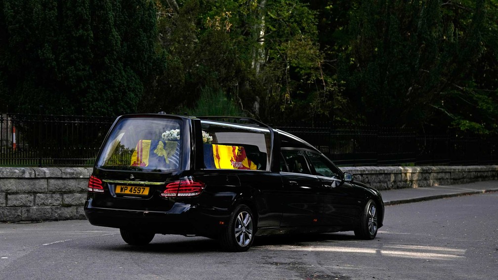 Veículo com o caixão com o corpo da rainha Elizabeth II deixa o Castelo de Balmoral — Foto: Alastair Grant / AP Photo
