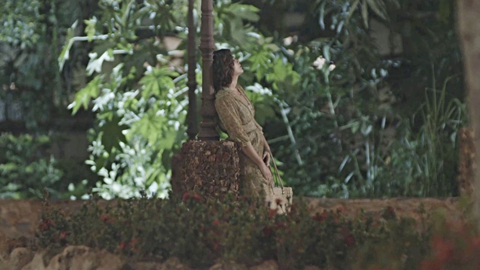 Stela (Vanessa Giácomo) é vista bêbada na praça de Serro Azul, na novela 'O Sétimo Guardião' — Foto: TV Globo