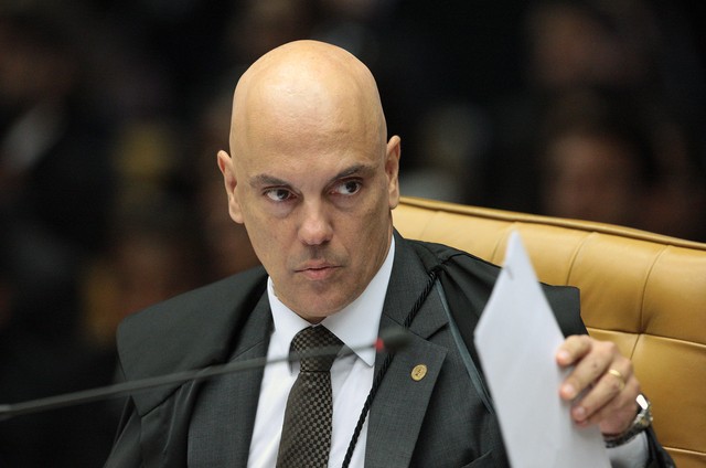 Ministro Alexandre de Moraes bate boca com PF após se recusar a passar por detector de metais em aeroporto | Bela Megale - O Globo