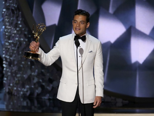 Rami Malek recebe o prêmio de melhor ator em série dramática por &#39;Mr. Robot&#39; (Foto: Mike Blake/Reuters)