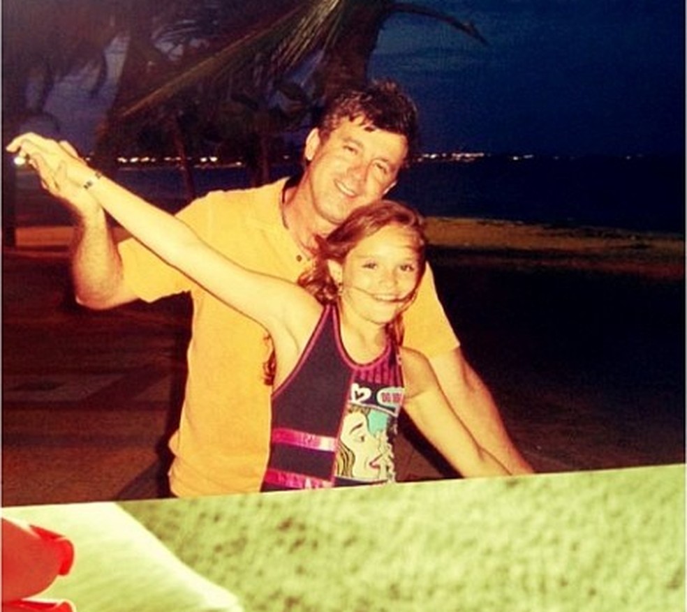 Isabelle Drummond e o pai  — Foto: Reprodução/Instagram