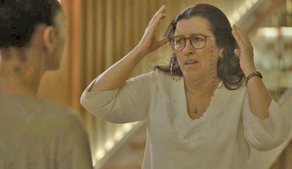 Lurdes (Regina Casé) fica em choque ao ouvir revelação de Vitória (Taís Araujo) em 'Amor de Mãe' — Foto: Globo