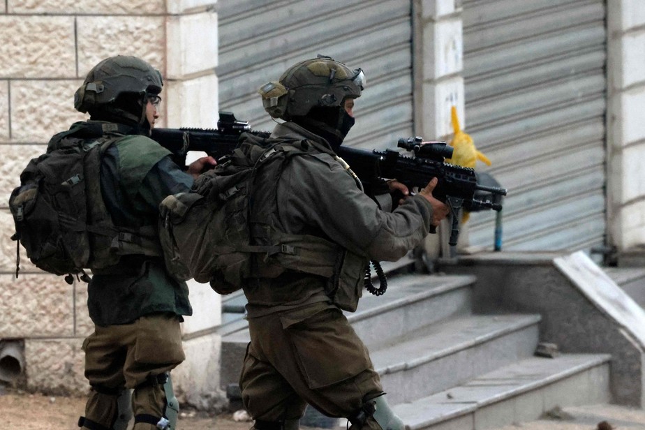 Soldados israelenses em Huwara, na Cisjordânia ocupada, neste domingo