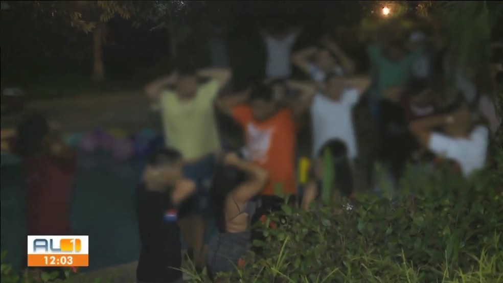 Festa clandestina em Guaxuma foi descoberta após denúncia anônima à polícia — Foto: Reprodução/ TV Gazeta