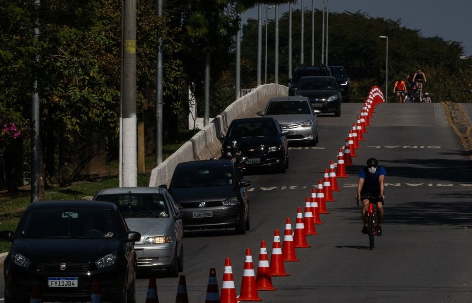 Ciclistas dividem pista com carros em São Paulo