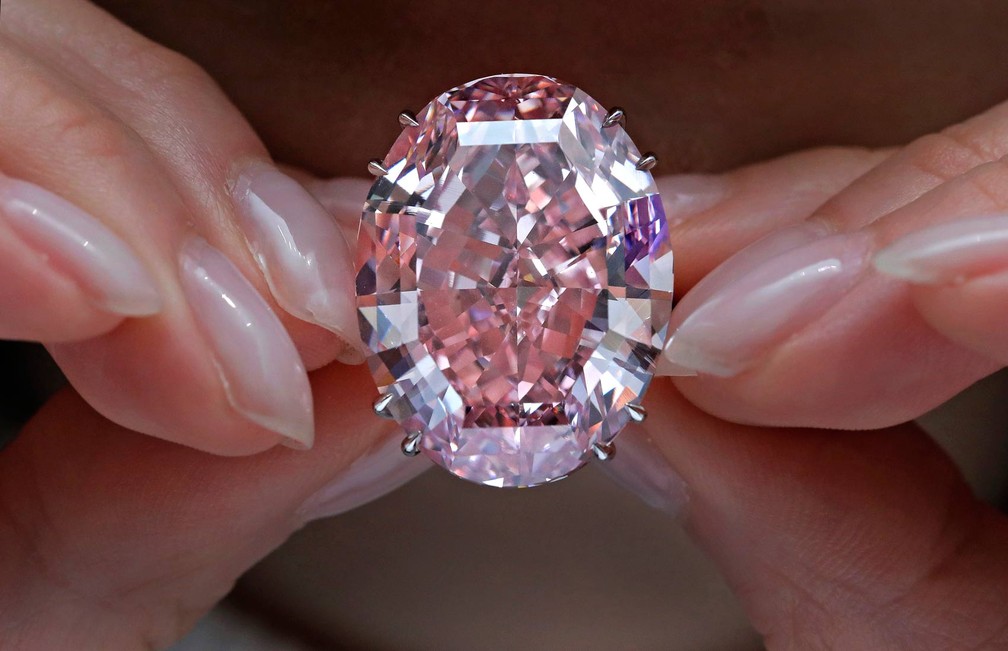 Diamante &#39;Pink Star&#39; é leiloado por soma recorde de US$ 71,2 milhões |  Mundo | G1