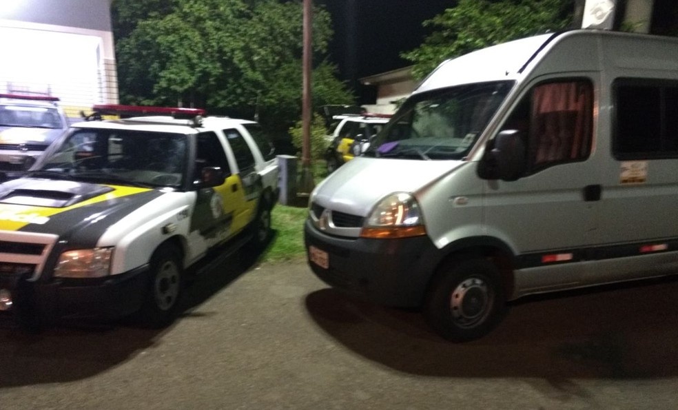 Dinheiro estava em um fundo falso no veículo abordado em Rosana (SP) (Foto: Polícia Militar/Cedida)