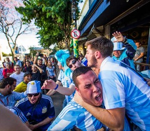 Turistas assistem a jogo da Copa do Mundo em São Paulo (Foto: Agência EFE)