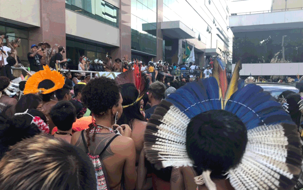 Indígenas fazem ato por demarcação de terras em frente ao prédio da AGU, em Brasília (Foto: Marília Marques/G1)