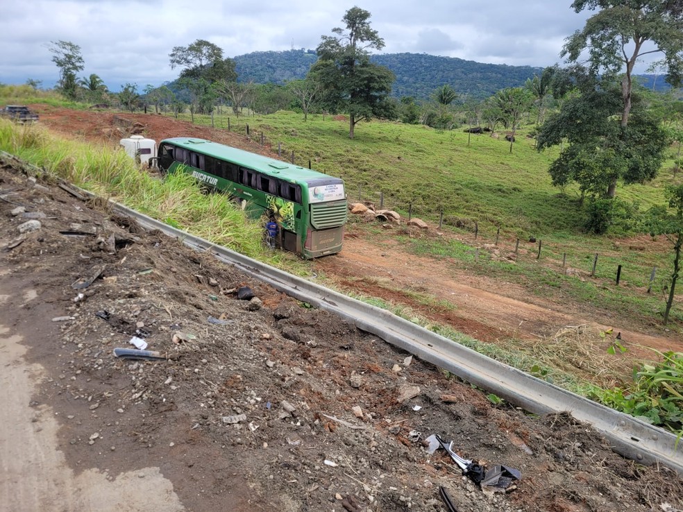 Ônibus caiu em ribanceira após colisão na BR — Foto: Rauã Araújo/Rede Amazônica