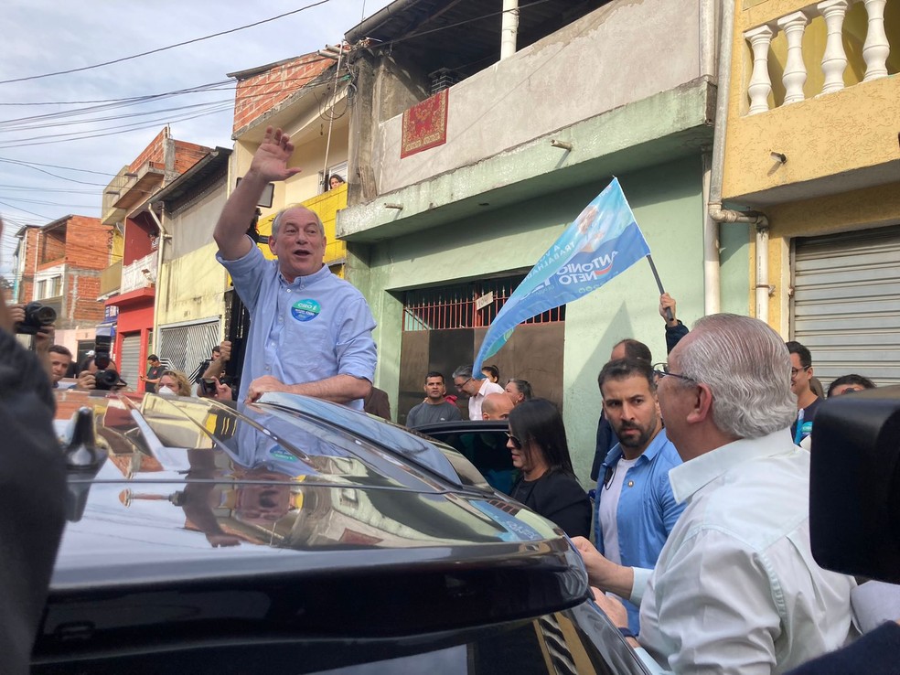 Ciro Gomes acena para apoiadores em Guaianases, na Zona Leste de São Paulo (SP) — Foto: Victória Cócolo 