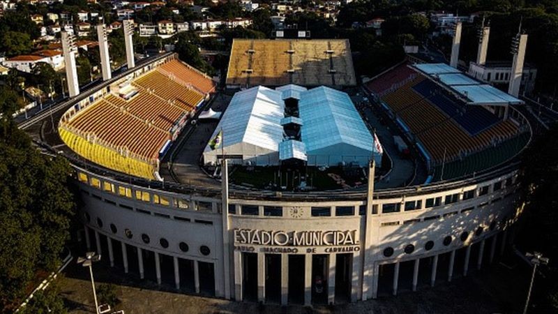 Hospital de campanha construído no estádio do Pacaembu, em São Paulo, no início de 2020 (Foto: Getty Images via BBC)