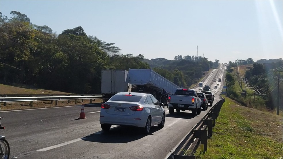 Trânsito foi parcialmente normalizado na Rodovia Raposo Tavares, em Presidente Prudente, na tarde desta quarta-feira (21) — Foto: Paula Sieplin/TV Fronteira