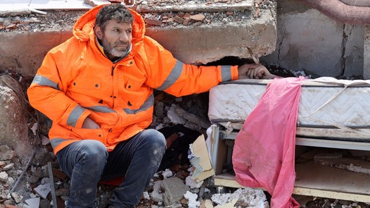 Terremoto na Turquia: Pai segura mão de filha morta enquanto aguarda resgate