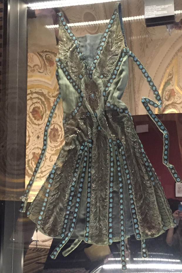 Mirrored reflection of the Salambo crêpe embroidered dress with glass beads. This piece was presented to the exhibition of Art Decorative in Paris in 1925. (Foto: Divulgação)
