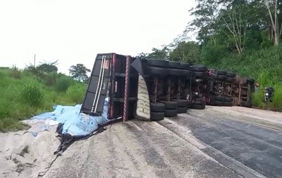 Caminhão tombou na rodovia Feliciano Sales Cunha, em Neves Paulista (SP) — Foto: Arquivo pessoal