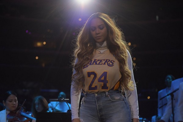 Uma das fotos divulgadas no site oficial de Beyoncé feitas durante a apresentação da artista no memorial do jogador de basquete Kobe Bryant (1978-2020) (Foto: Divulgação)