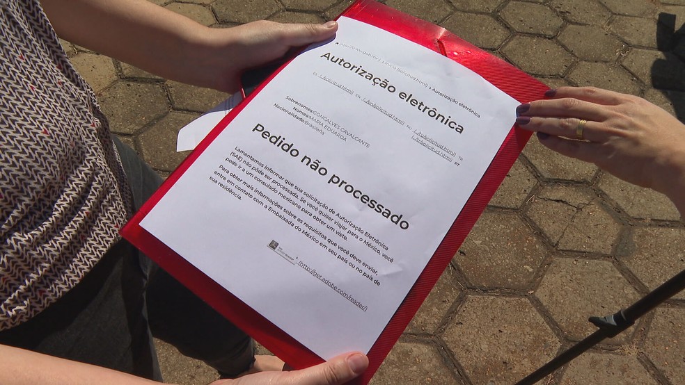 Aviso de serviço indisponível e orientação para procurar a embaixada do México — Foto: TV Globo/Reprodução