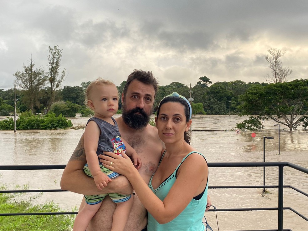 Fábio Corniani e da esposa dele, Vivian Corneti e o filho Matteo, de 1 ano, ficaram ilhados no condomínio. — Foto: Fábio Santos / TV Globo