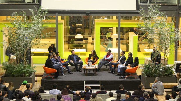 Participantes debatem sobre o ecossistema de empreendedorismo de Florianópolis (Foto: Farleir Luís Minozzo)