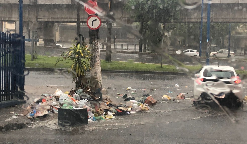 Chuva na capital baiana na segunda-feira (28) — Foto: Valma Silva/g1 BA